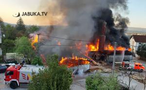 Foto: Jabuka.tv / Požar je izbio u jutarnjim satima, vatra je zahvatila cijeli objekt