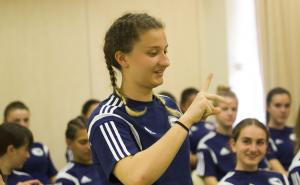 Foto: AA / Fudbalerke U16 reprezentacije zbog kolegice uče znakovni jezik