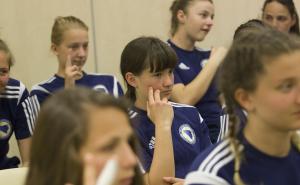 Foto: AA / Fudbalerke U16 reprezentacije zbog kolegice uče znakovni jezik