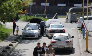 Foto: Tuzlanski.ba / Policajac pomaže sugrađaninu
