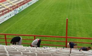 Foto: UG Mostarski Rođeni / Na zapadnoj tribini stadiona postavljaju se nove stolice