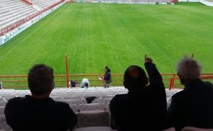 Foto: UG Mostarski Rođeni / Na zapadnoj tribini stadiona postavljaju se nove stolice