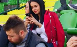Radiosarajevo.ba / Navijačica je plijenila pažnju na stadionu Koševu