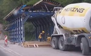 Radiosarajevo.ba / Pogledajte kako teku radovi u tunelu Vranduk: Duge kolone, prohodna samo jedna kolovozna traka
