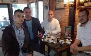 Foto: Privatni album / Semir Ivazović (drugi s lijeva) u društvu prijatelja: Svi imaju samo riječi hvale