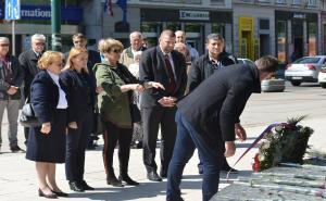 Foto: Dženan Kriještorac / Radiosarajevo.ba / Sarajevo: Položeno cvijeće ispred spomen-obilježja ubijenoj djeci