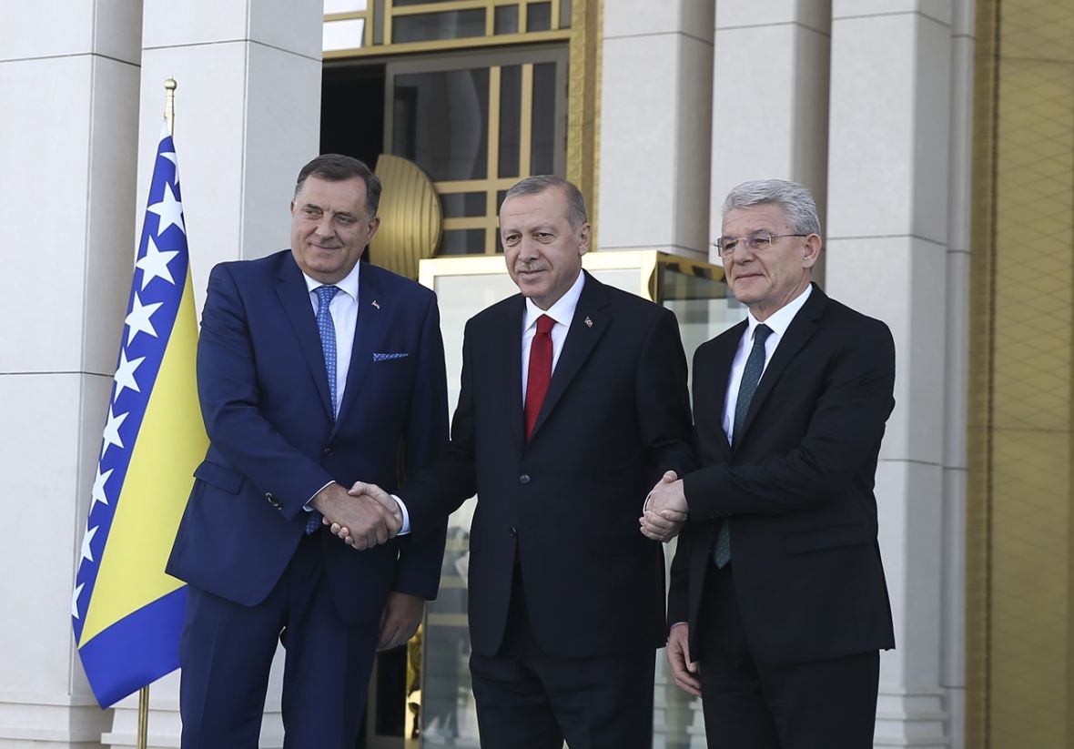 Ankara /Dodik i Džaferović stigli kod Erdogana, Dodik počasnoj gardi: Merhaba, asker! / Radio Sarajevo