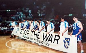 Arhiv / Na utakmicama BiH naši košarkaši su u to vrijeme izlazili s transparentom „Zaustavite rat u Bosni i Hercegovini“