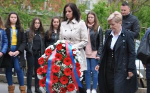 Foto: Press služba KS / Položeno cvijeće na mjesto masakra kod objekta DB 'Butmir'