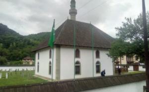 Foto: Fena / Potrgane zastave ispred džamije u Novoj Kasabi