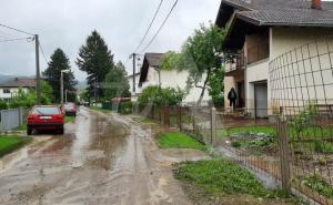 Foto: ATV / Mještani iz poplavljenih domaćinstava izbacuju namještaj