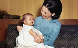 Foto: EPA-EFE / Carica Michiko sa kćerkom Sayako 1969. godine