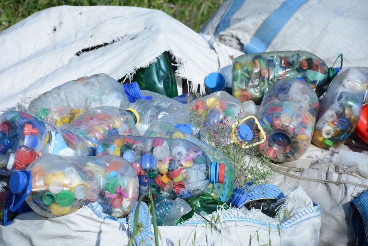 Foto: AA/Plastične boce bacane u Neretvu