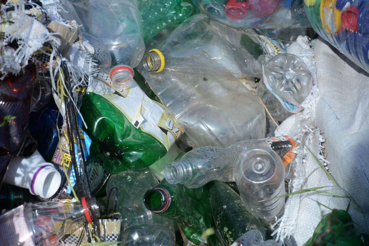 Foto: AA/Plastične boce bacane u Neretvu