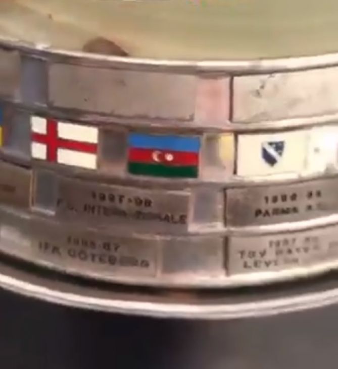 Foto: Screenshot/Å ta zastava BiH s ljiljanima radi na trofeju Europa lige