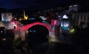Twitter / Stari most u Mostaru u bojama Veleža u čast Rođenih koji su se vratili u Premijer ligu BiH