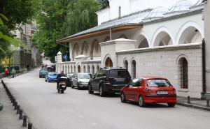 Foto: Dženan Kriještorac/Radiosarajevo.ba / Auta parkirana za vrijeme džuma namaza kod Bakar babine džamije