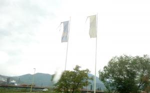 Foto: Zenicablog / Poderane zastave Bosne i Hercegovine i Grada Zenice
