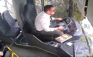 Printscreen / Pogledajte reakciju vozača kod Omiša nakon pada stabla na bus