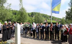 Foto: Kabinet potpredsjednika RS  / Salkić u Memorijalnom centru Veljaci u Bratuncu prisustvovao obilježavanju Dana šehida