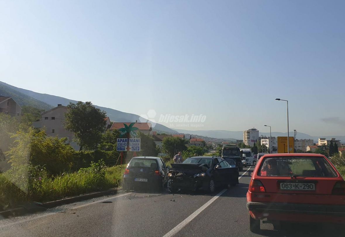 Foto: Bljesak.info/Četvero povrijeđenih u sudaru tri vozila kod Mostara