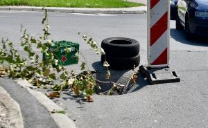 Foto: Dženan Kriještorac / Radiosarajevo.ba / U Sarajevu se na cesti pojavila rupa koja stvara velike glavobolje vozačima