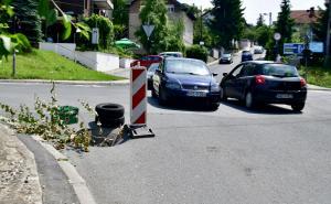 Foto: Dženan Kriještorac / Radiosarajevo.ba / U Sarajevu se na cesti pojavila rupa koja stvara velike glavobolje vozačima