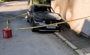 Foto: Radiosarajevo.ba / U Tepebašinoj noćas namjerno zapaljen BMW, policija pokrenula istragu