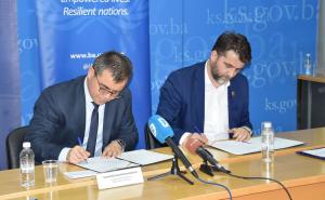 Foto: MUP KS-a / Sporazum potpisao ministar Katica i zamjenik rezidentne predstavnice UNDP-ija u BiH Sukhrob Khoshmukhamedov