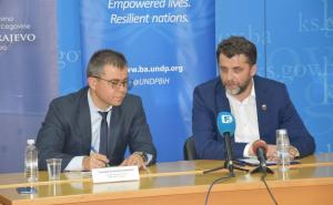 Foto: MUP KS-a / Sporazum potpisao ministar Katica i zamjenik rezidentne predstavnice UNDP-ija u BiH Sukhrob Khoshmukhamedov