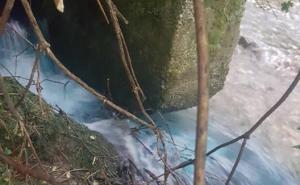 FOTO: Facebook / Vogošćanski potok ponovo u nedjelju bio zagađen plavom bojom