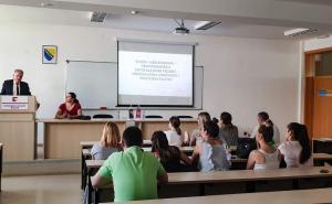 Foto: Ins.ba / Stevo Pašalić predaje mostarskim studentima