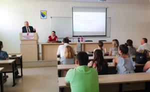 Foto: Ins.ba / Stevo Pašalić predaje mostarskim studentima