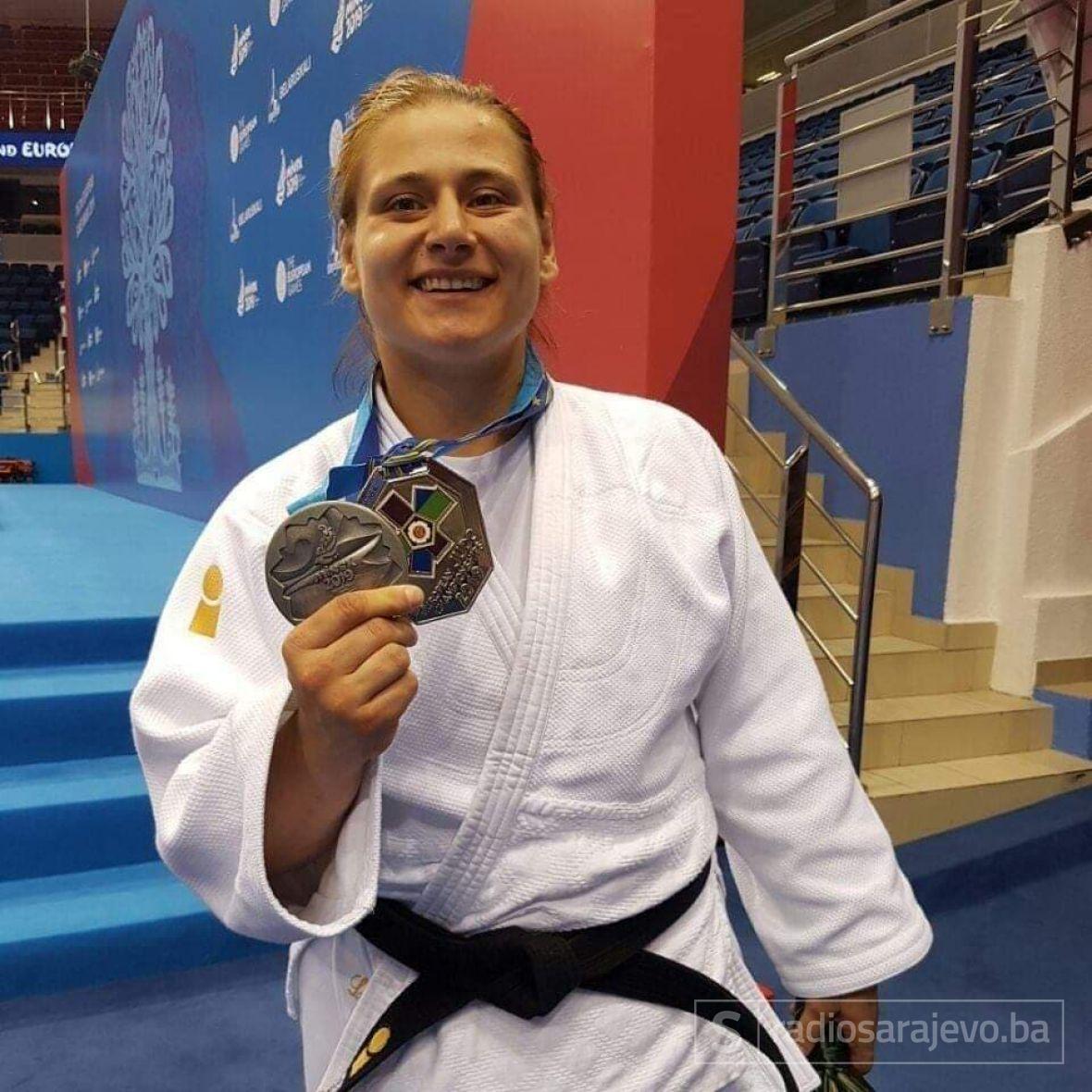 Larisa Cerić sa srebrenom medaljom sa Europskog prvenstva - undefined