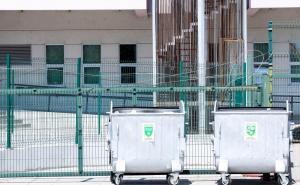 Foto: Armin Durgut / Pixsell / Direktorica Pete gimnazije pojasnila pojavljivanje bodljikave žice na ogradi škole