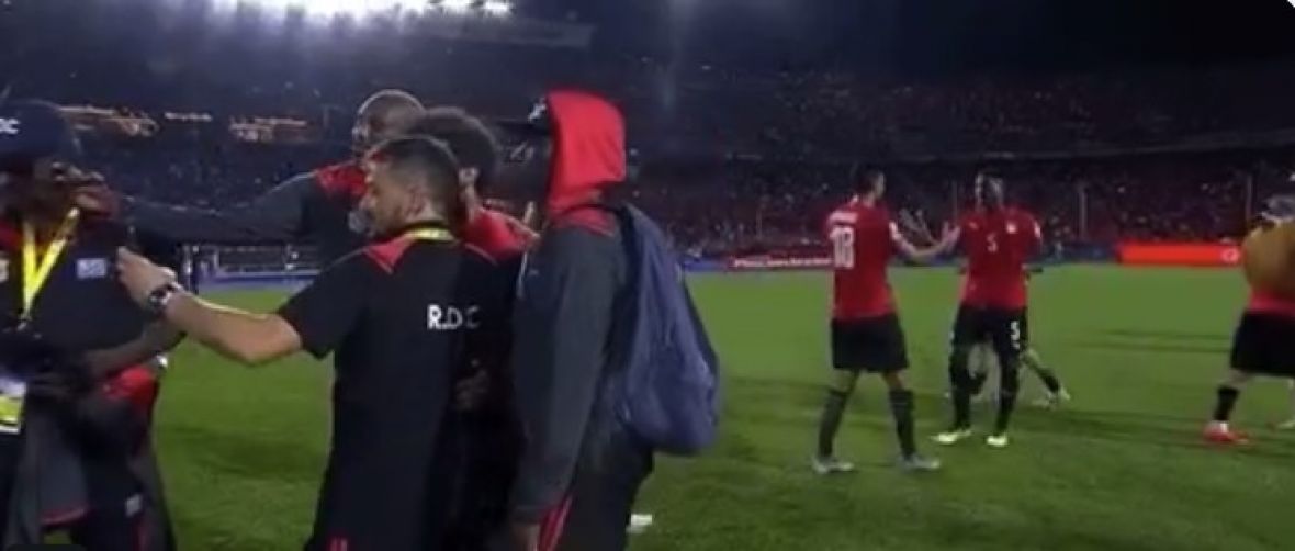 Foto: Twitter/Igračima Konga važniji selfie sa Mohamedom Salahom od utakmice 