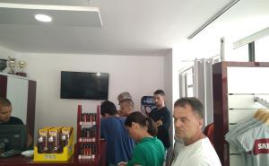 Foto: Radiosarajevo.ba / Velika gužva u fan shopu