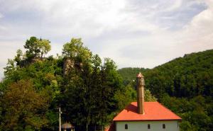 Foto: Wikipedia / Tvrđava Teočak i Fethija džamija