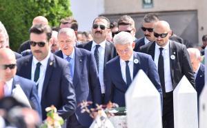 Foto: Admir Kuburović / Radiosarajevo.ba / Erdogan položio cvijeće na mezar Alije Izetbegovića na Kovačima