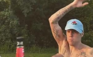 Foto: Screenshot / Justin Bieber i bottle cap izazov