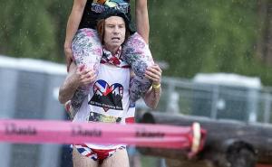 Foto: Daily Mail / Takmičenje u nosanju žene