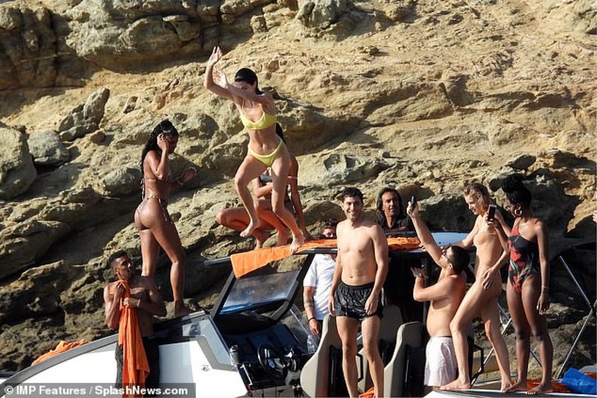 Foto: Daily Mail/Kendall Jenner na krstarenju 