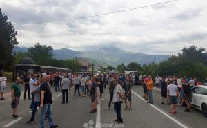 Foto: Bljesak.info / Radnici Aluminija blokirali su magistralnu cestu M-17