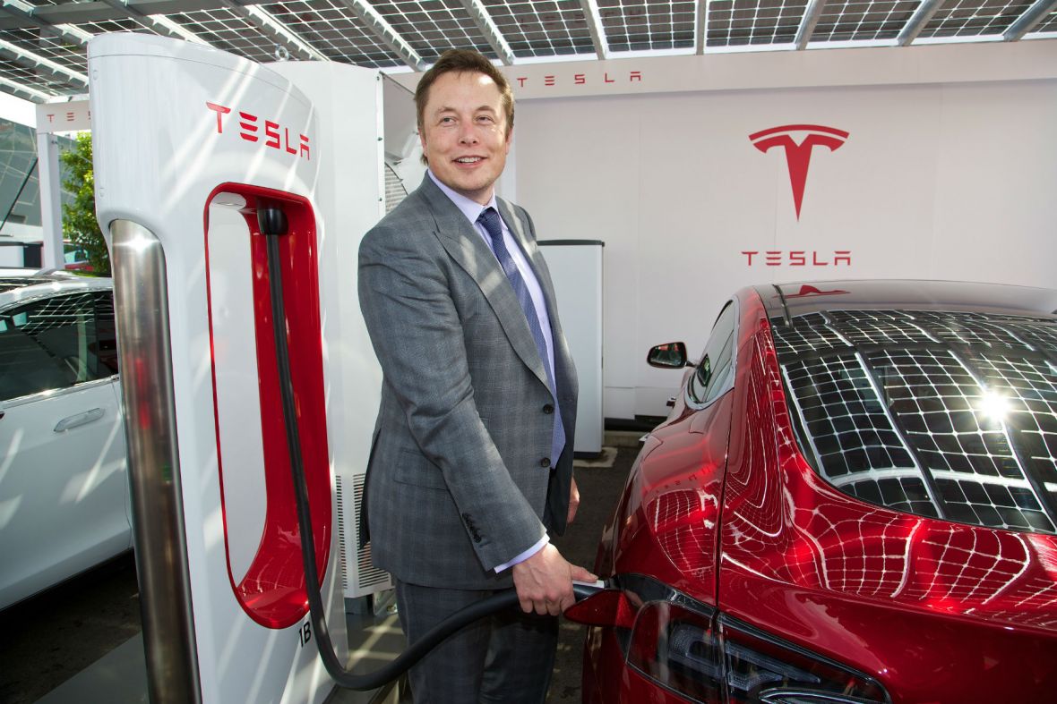 Foto: Arhiv/Elon Musk pored Tesla automobila