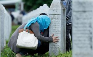FOTO: AA / Porodice obilaze mezarja i oproštaju se od najmilijih