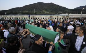 FOTO: AA / Izneseni su tabuti s posmrtnim ostacima 33 identificirane žrtve genocida u Srebrenici