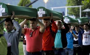 FOTO: AA / Izneseni su tabuti s posmrtnim ostacima 33 identificirane žrtve genocida u Srebrenici