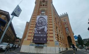 Foto: Admir Kuburović / Radiosarajevo.ba / Na sarajevskoj Vijećnici je izložena fotografija “Majka Srebrenice”