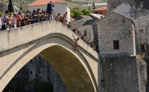 Foto: AA / Skokom bez aplauza sa Starog mosta odana počast žrtvama genocida
