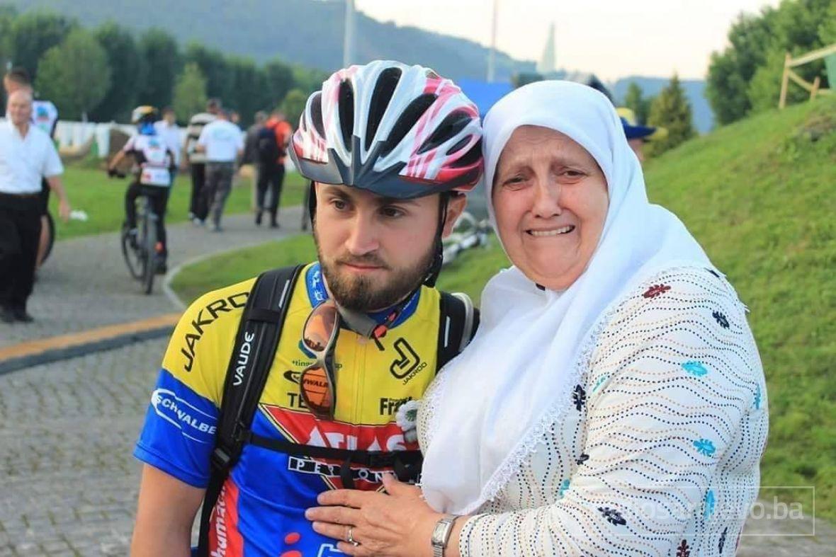 Foto: Muhamed Moranjkić/Suljo Keranović,23-godišnjak iz Cazina, s jednom od majki Srebrenice
